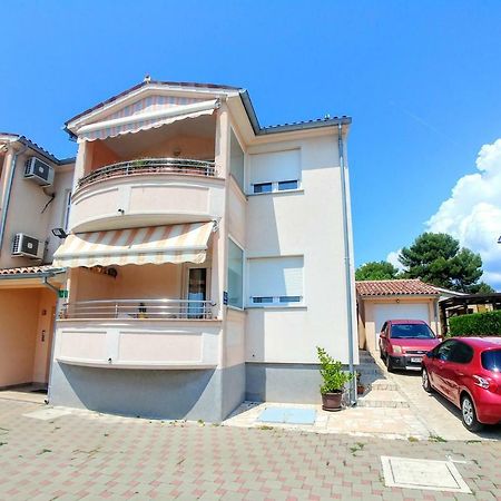 Family Style Apartment Pula Exterior photo