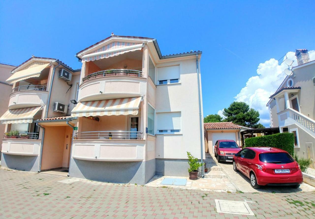 Family Style Apartment Pula Exterior photo